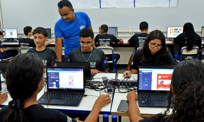 Brasil supera 100 mil escolas públicas com internet gratuita