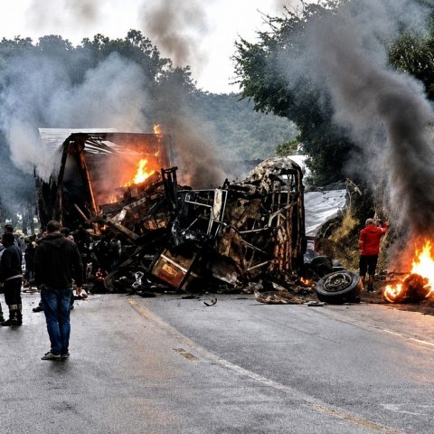 Grave acidente entre ônibus e carreta deixa 8 mortos na BR-251