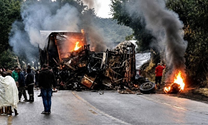 Grave acidente entre ônibus e carreta deixa 8 mortos na BR-251