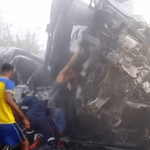 Grave acidente: Sobe para 16 o número de mortos em batida entre caminhão e van