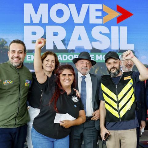 Lula lança linha de crédito para compra de motos e bicicletas elétricas por entregadores de app;