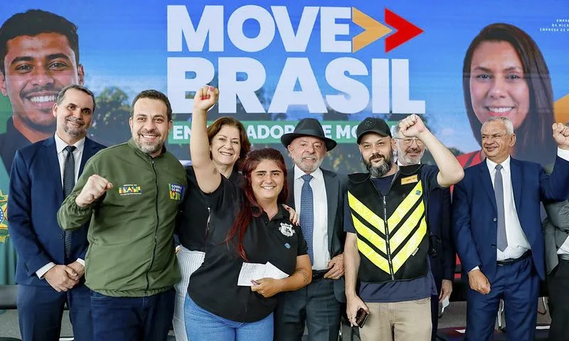 Lula lança linha de crédito para compra de motos e bicicletas elétricas por entregadores de app;