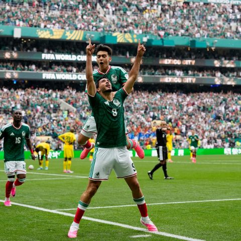 México vence a África do Sul por 2 a 0 na abertura da Copa; juiz brasileiro expulsa três