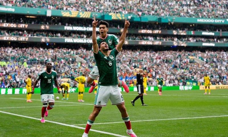 México vence a África do Sul por 2 a 0 na abertura da Copa; juiz brasileiro expulsa três