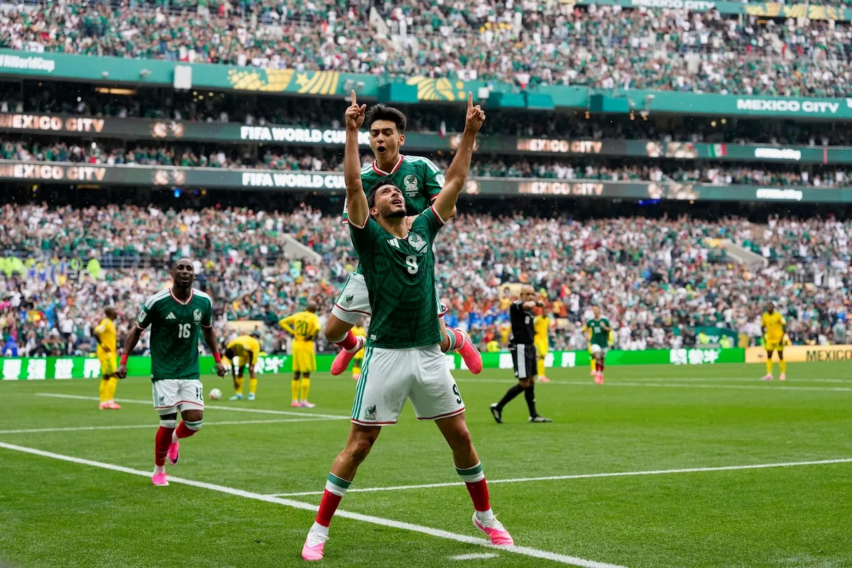 México vence a África do Sul por 2 a 0 na abertura da Copa; juiz brasileiro expulsa três