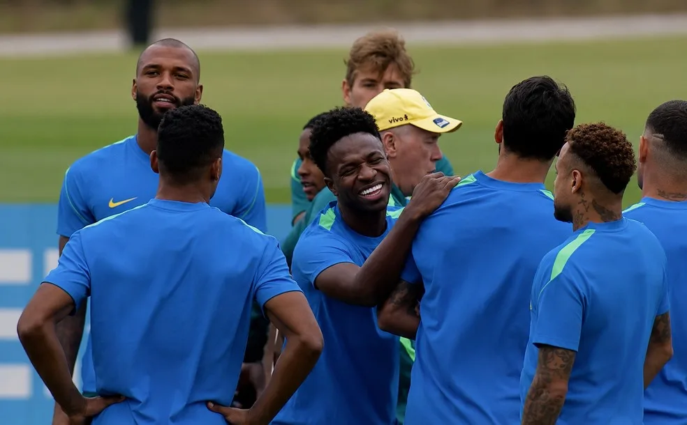 Com Neymar, Seleção faz último treino antes de enfrentar a Escócia