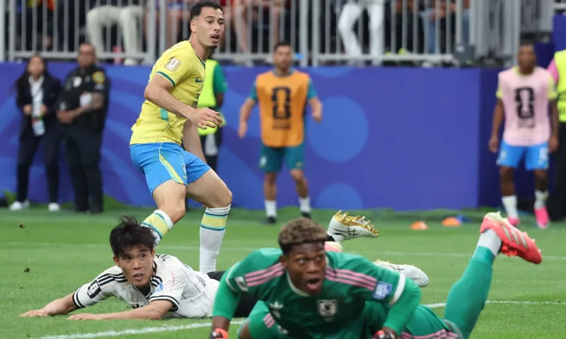 Brasil vira nos acréscimos contra o Japão e avança às oitavas