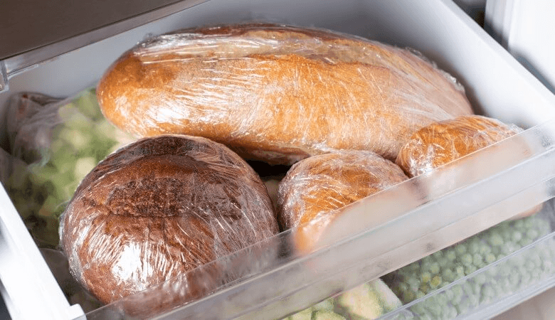 Congelar o pão e depois aquecer cada fatia é 10 vezes mais saudável, diz gastroenterologista
