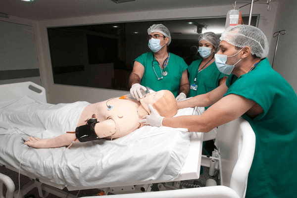 Médicos terão de atingir nota mínima em exame para obter registro profissional
