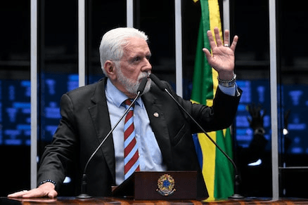 Senador Jaques Wagner deixa liderança do governo Lula