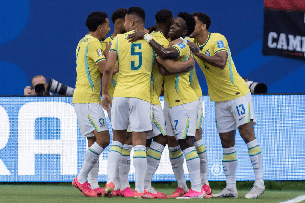 Brasil tem brilho de Vini Jr.,bate a Escócia com jogo convincente e avança ao mata-mata da Copa em 1º