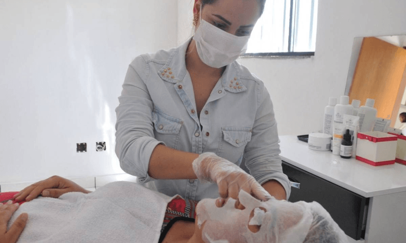 Projeto de lei propõe reconhecer esteticistas como profissionais da saúde