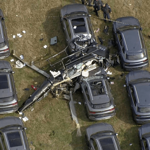 Dois helicópteros batem no ar, explodem e deixam 6 mortos