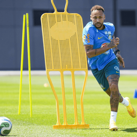Neymar treina com bola e se aproxima de retorno pela Seleção Brasileira contra a Escócia