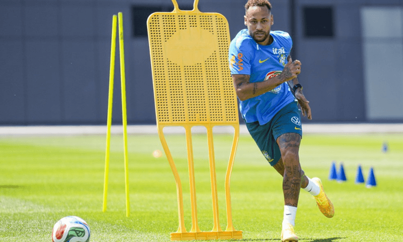 Neymar treina com bola e se aproxima de retorno pela Seleção Brasileira contra a Escócia