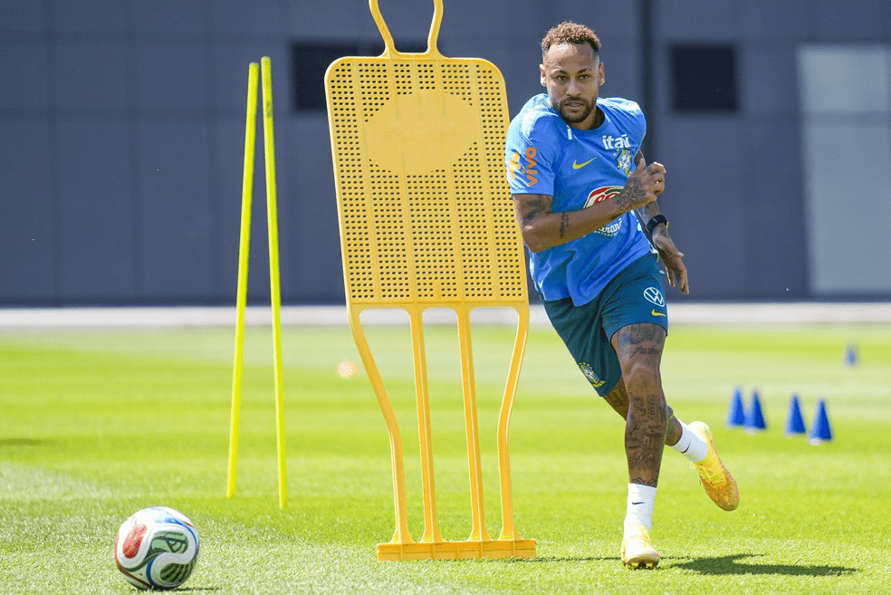 Neymar treina com bola e se aproxima de retorno pela Seleção Brasileira contra a Escócia