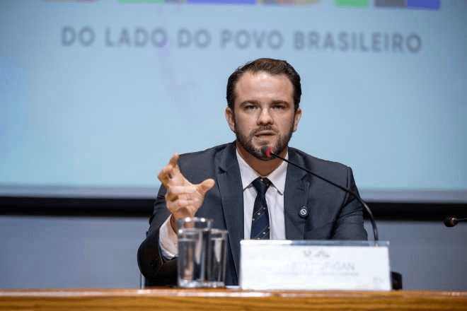 Programa Desenrola Famílias já beneficiou mais de 6 milhões de brasileiros, diz Dario Durigan