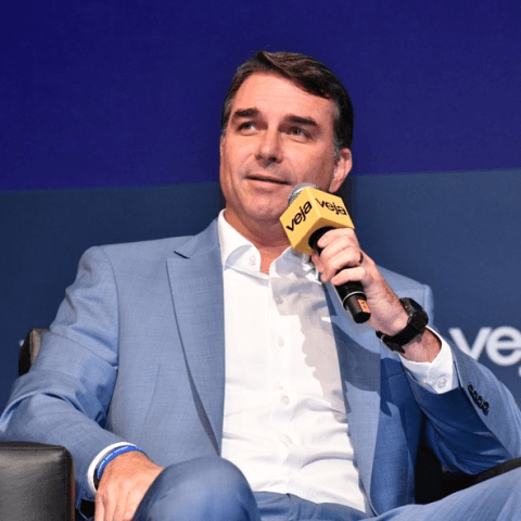 Lula deixará “legado de dívida e de fome.O brasileiro não tem mais o poder de compra”, diz Flávio Bolsonaro