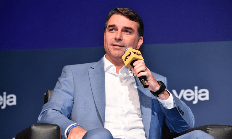 Lula deixará “legado de dívida e de fome.O brasileiro não tem mais o poder de compra”, diz Flávio Bolsonaro