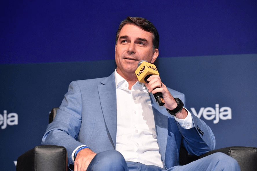 Lula deixará “legado de dívida e de fome.O brasileiro não tem mais o poder de compra”, diz Flávio Bolsonaro