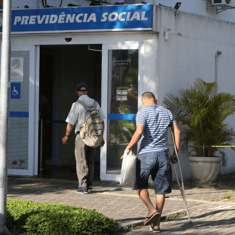 INSS suspende convocações para revisão do BPC e remaneja servidores para conter fila