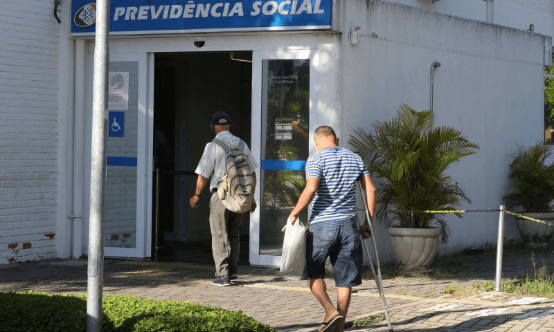 INSS suspende convocações para revisão do BPC e remaneja servidores para conter fila