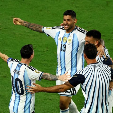 Atual campeã do mundo, Argentina escapa de vexame histórico, vence Cabo Verde na prorrogação e avança