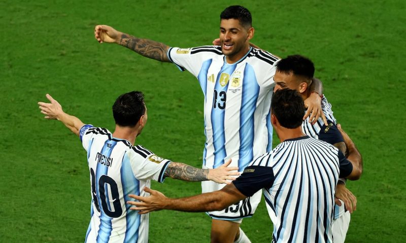 Atual campeã do mundo, Argentina escapa de vexame histórico, vence Cabo Verde na prorrogação e avança