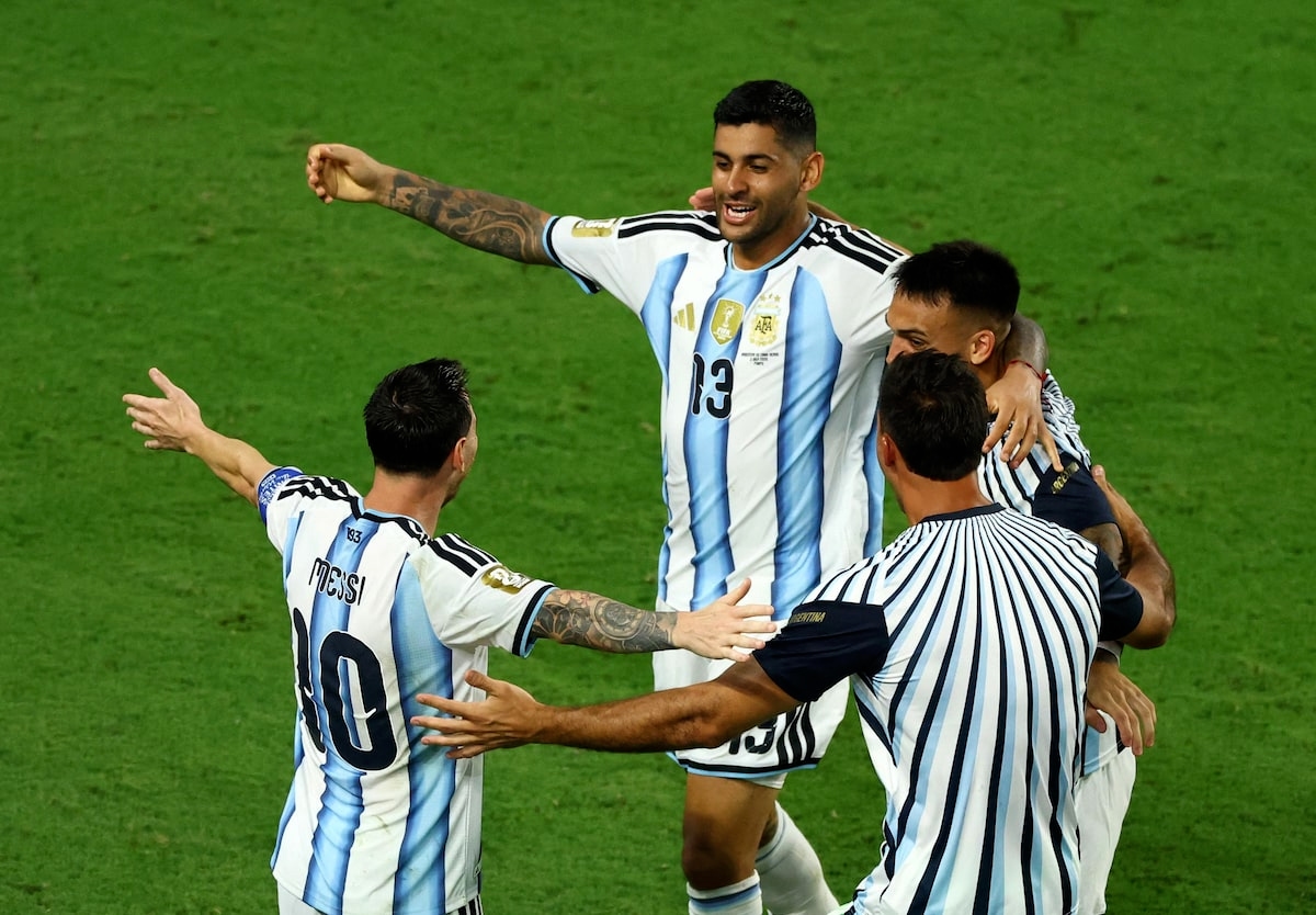 Atual campeã do mundo, Argentina escapa de vexame histórico, vence Cabo Verde na prorrogação e avança