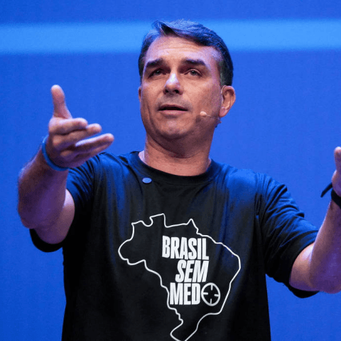 Flávio Bolsonaro diz a Trump que tarifaço contra o Brasil daria vitória política a Lula e pede adiamento após eleição