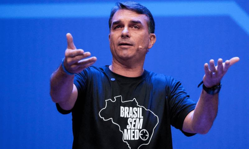 Flávio Bolsonaro diz a Trump que tarifaço contra o Brasil daria vitória política a Lula e pede adiamento após eleição