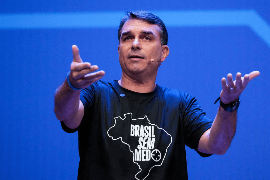Flávio Bolsonaro diz a Trump que tarifaço contra o Brasil daria vitória política a Lula e pede adiamento após eleição
